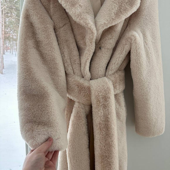 ASOS DESIGN plush faux fur longline maxi with belt in cream - Picture 6 of 13